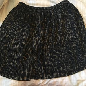 H&M pleated skirl animal print.